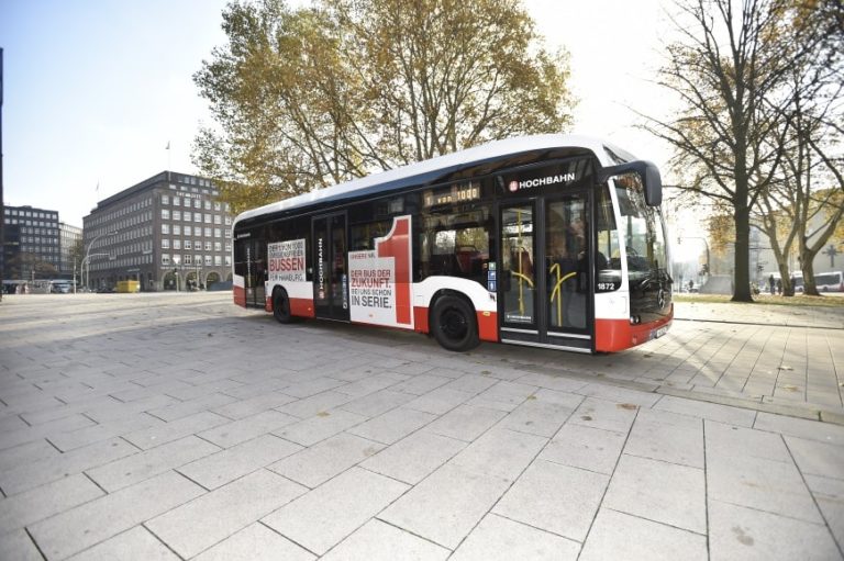 Hamburg: Hochbahn rüstet Busse mit Monitoren aus