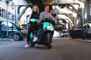 SIXT integriert E-Mopeds von TIER in eigenes Angebot