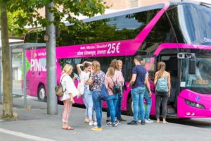 Pinkbus muss Fernbusse nach Streit mit Telekom neu folieren