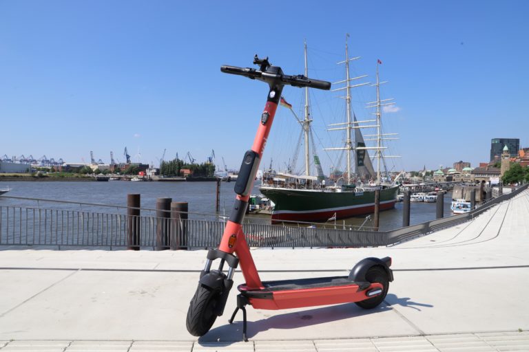 Voi: E-Scooter-Anbieter startet eigene Kreditkarte mit Meilen-Programm