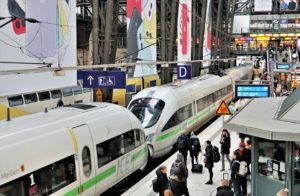 Deutsche Bahn: Darf man bei Zwischenhalten Raucherpausen am Bahnsteig machen?