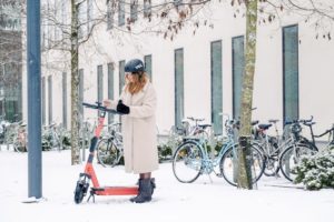 Voi: E-Scooter-Anbieter wechselt in den Wintermodus