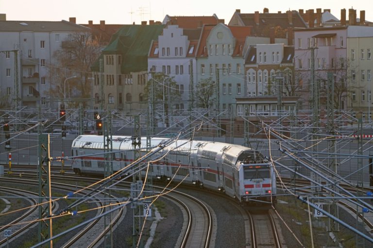 Darf man Bahngleise betreten oder überqueren?