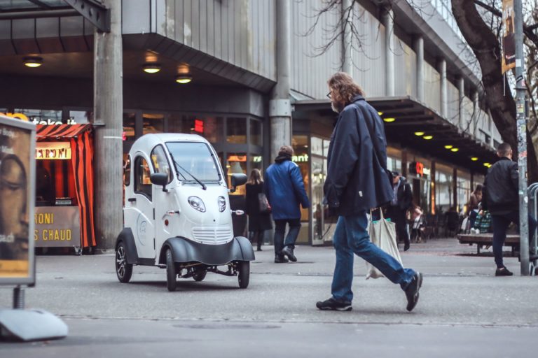 Enuu: Sharing-Angebot für Elektro-Kabinenroller startet in Berlin