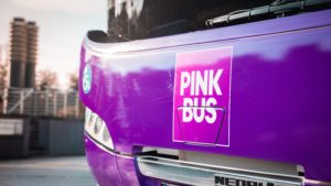 Pinkbus nimmt Betrieb mit neuer Strecke wieder auf