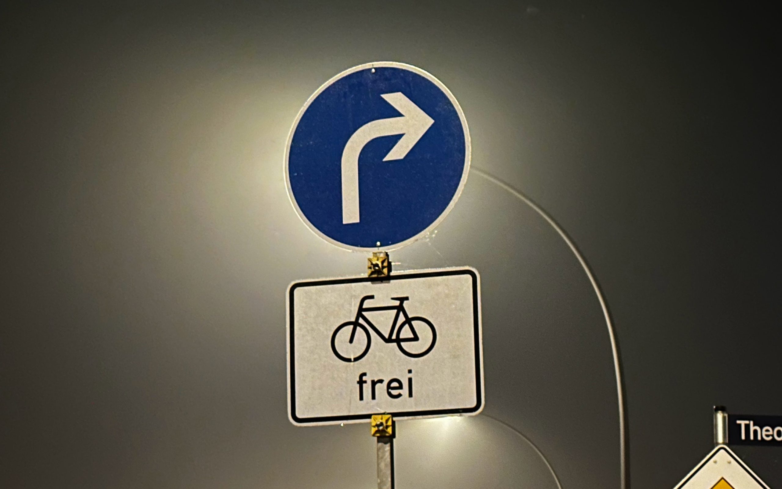Verkehrszeichen - Abbiegen nur nach rechts erlaubt, Fahrradfahrer frei