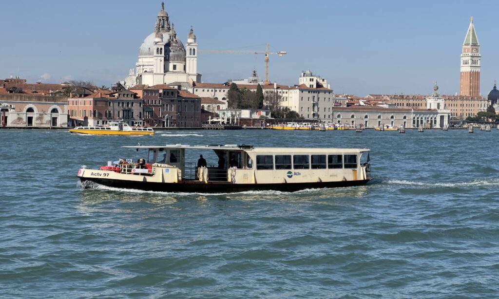 Vaporetto: Wie lange fahren die Wasserbusse in Venedig?