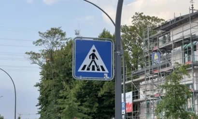 Schild von einem Zebrastreifen