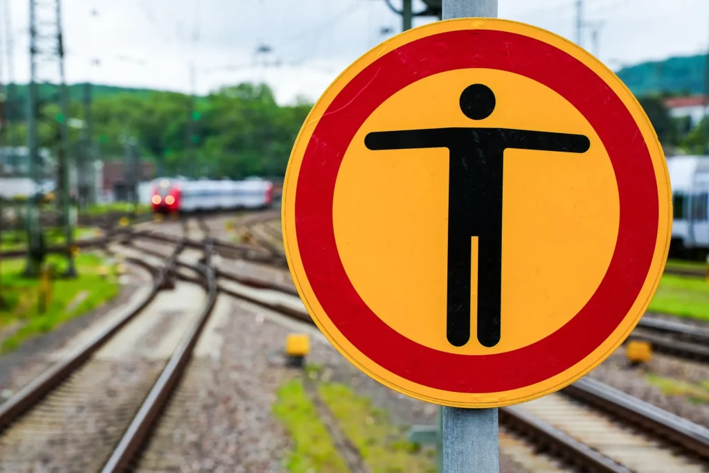 Schild für Betretungsverbot am Bahnhof